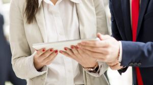 Zakenpartners werken samen op een tablet